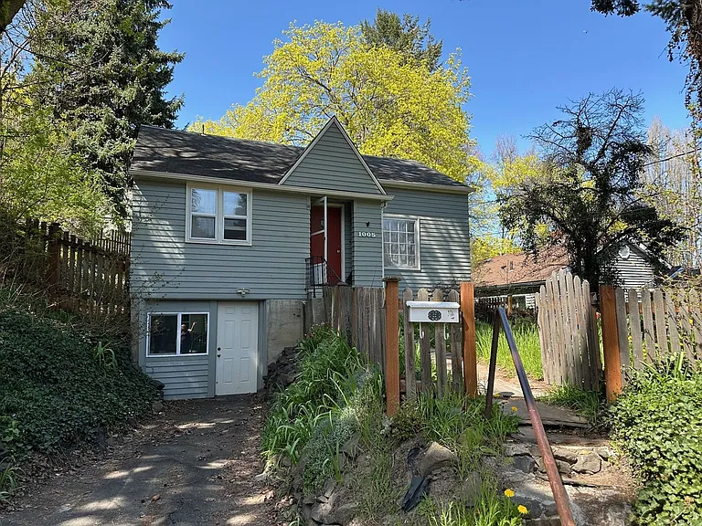 1005 NE D St — Photo 1