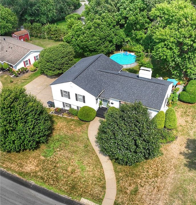 1st image of 7 Country Club Dr