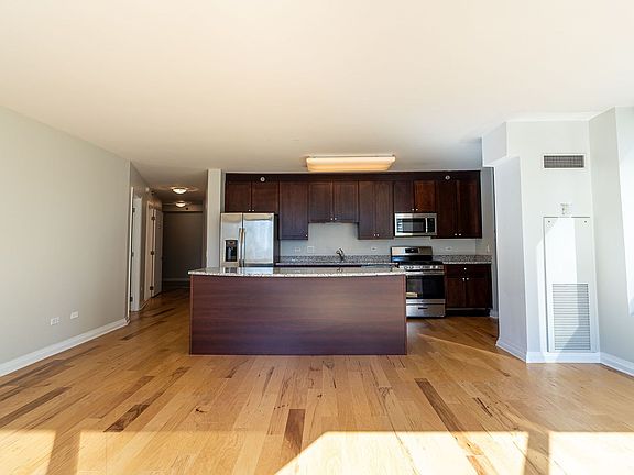 5th image of 33 W Ontario St APT 15A
