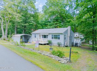 100 Palm Dr, Dingmans Ferry, PA 18328