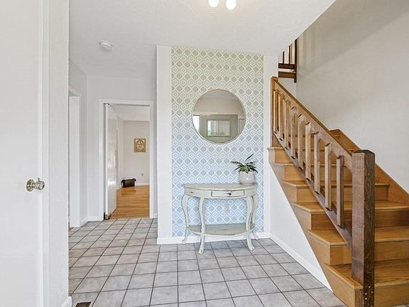 3rd image of 204 Rolling Meadow Dr