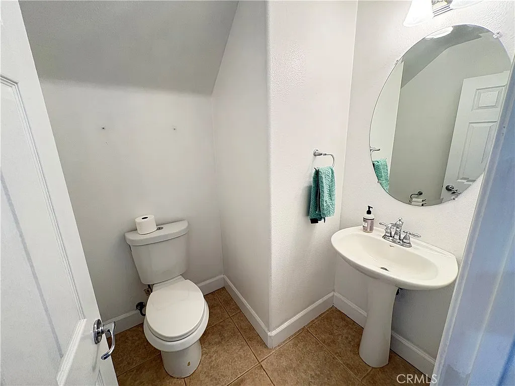 4 bed, 2.5 bath, 2305 sqft, $3,500 — Photo 4