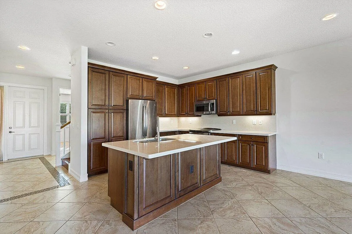 5 bed, 3.5 bath, 2584 sqft, $6,000 — Photo 2