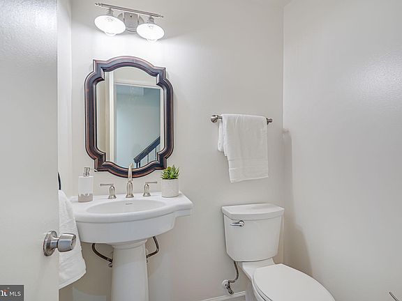 5th image of 606 15th St S #2