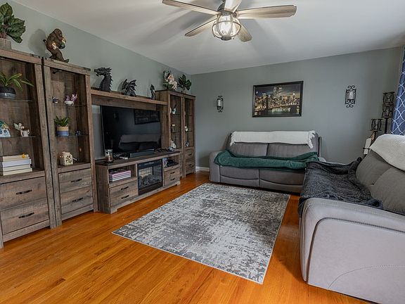 3rd image of 805 Evergreen Ln