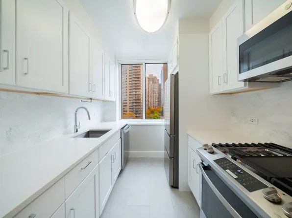 140 Riverside Boulevard image 8 of 11