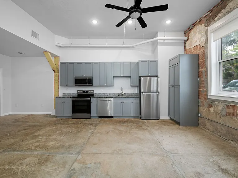Modern, Industrial Flats in Tampa Heights — Photo 18