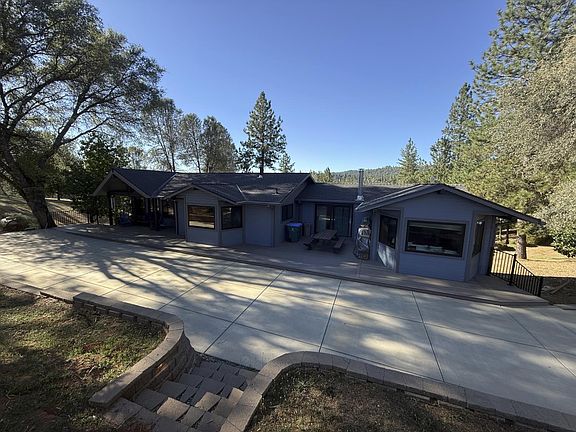 3rd image of 2831 Derrick Dr