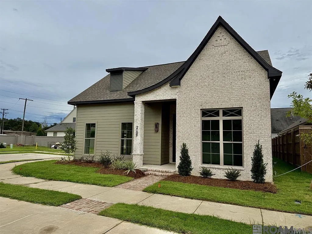 3 bed, 2320 sqft, $4,200 — Photo 2