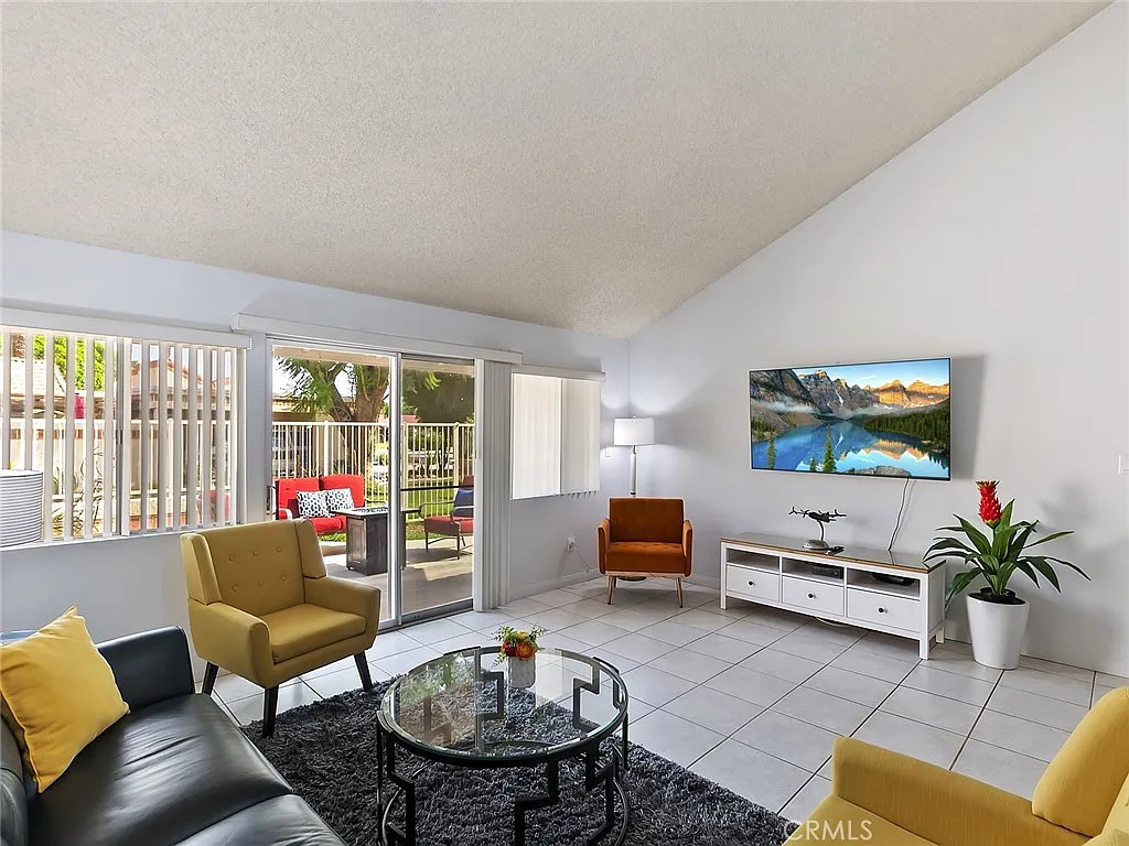 2 bed, 982 sqft, $3,200 — Photo 1