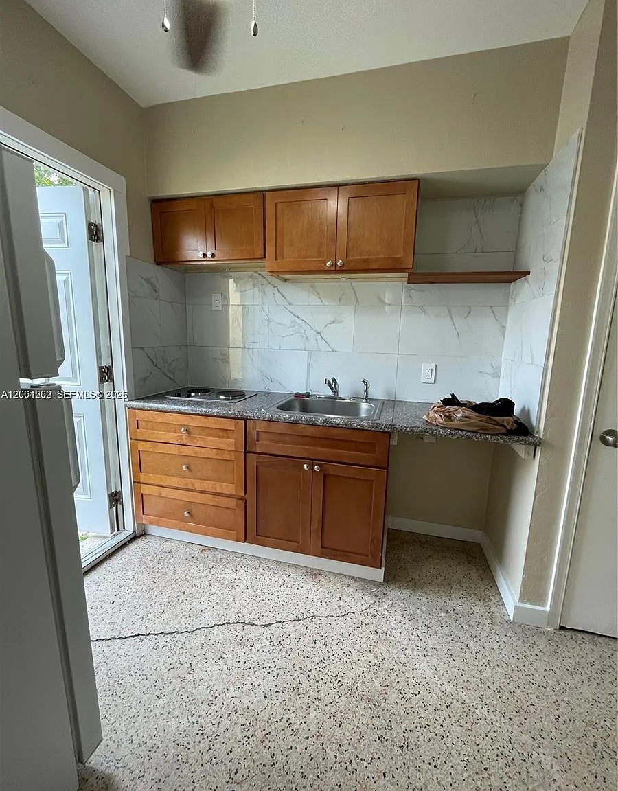 Studio, 1.0 bath, $1,300 — Photo 4