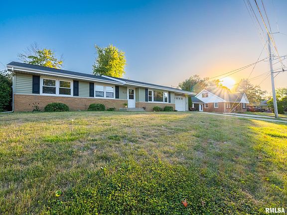 3rd image of 320 Oakwood Cir