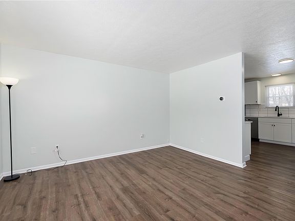 5th image of 261 Ashwood Dr