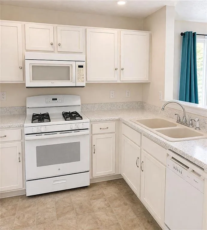 3 bed, 2.5 bath, 1435 sqft, $1,950 — Photo 3