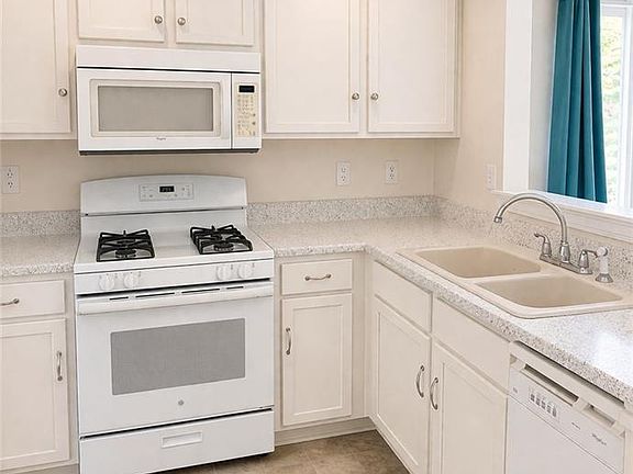 3rd image of 301 Saint Charles Ave