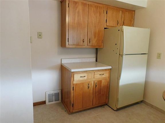 4th image of 23 Meadowbrook Ave