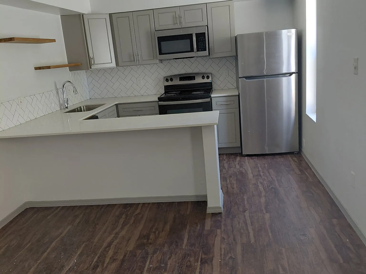 Beautiful 2 Bedroom Casita w/ Yard in Gated NE Heights Compound — Photo 2