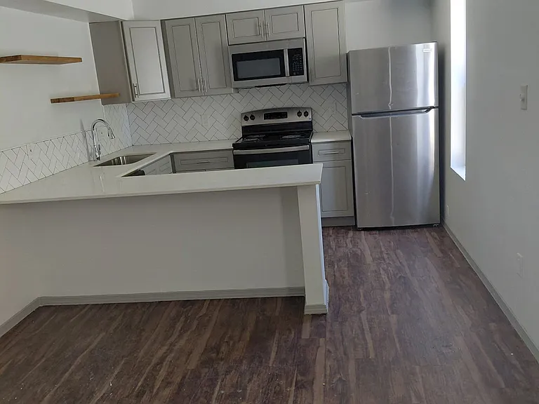 Beautiful 2 Bedroom Casita w/ Yard in Gated NE Heights Compound — Photo 2