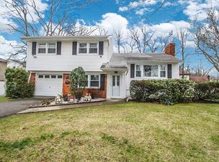 22 Pine St, Edison, NJ 08817