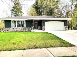 1749 Blackhawk Trl, Waukesha, WI 53186
