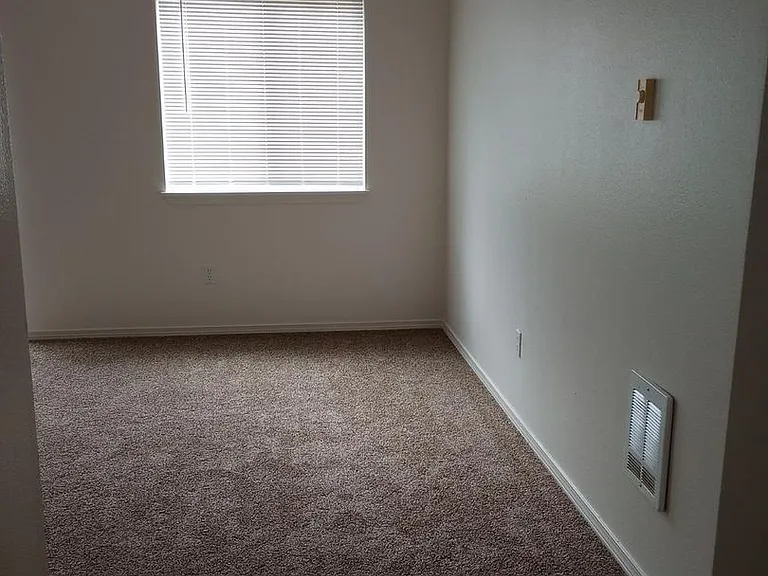 Vessey Park Apartments — Photo 43