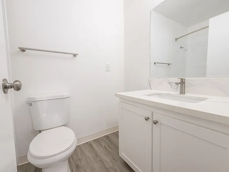 Bridgeview Apartments - Get a $500 VISA! — Photo 26