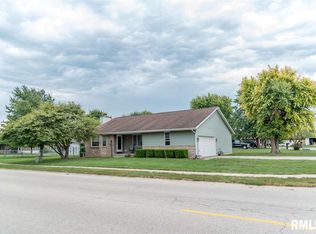 300 Goldenrod Dr, Chatham, IL 62629