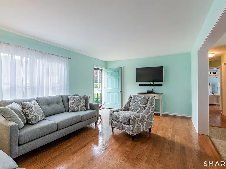 4 Sunrise Ave — Photo 3
