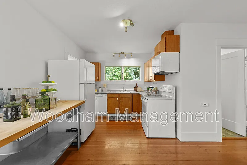 3 bed, 2.0 bath, 1800 sqft, $3,200 — Photo 3