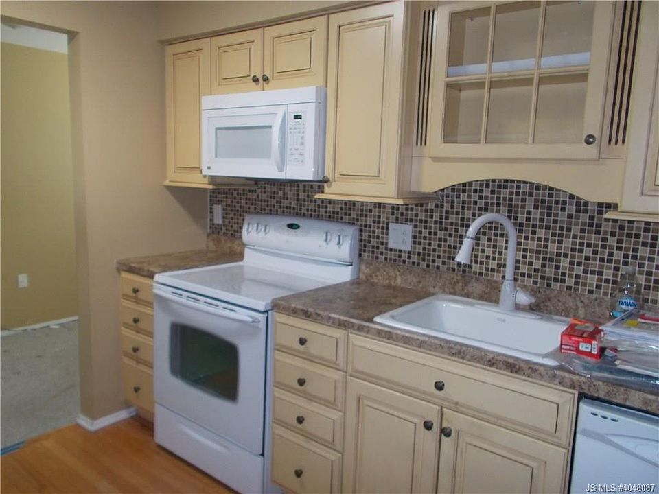 2nd image of 14 Cranston Ct #64