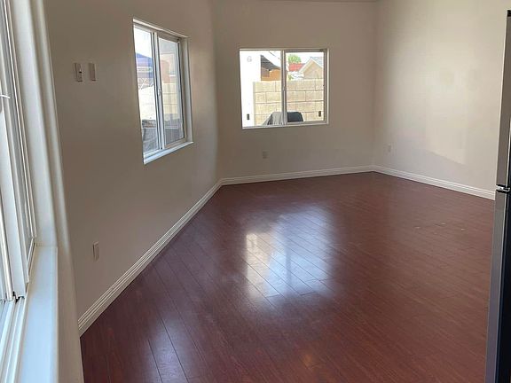 3rd image of 11623 W Oxnard St