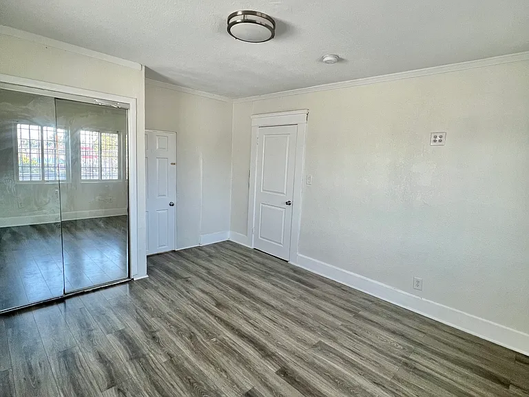 3990 S Normandie Ave — Photo 7