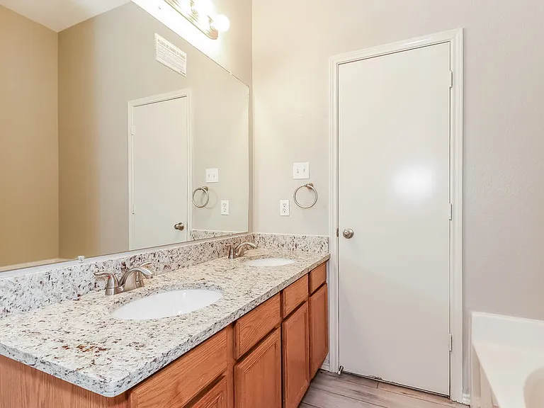 1082 Magnolia Ln — Photo 8