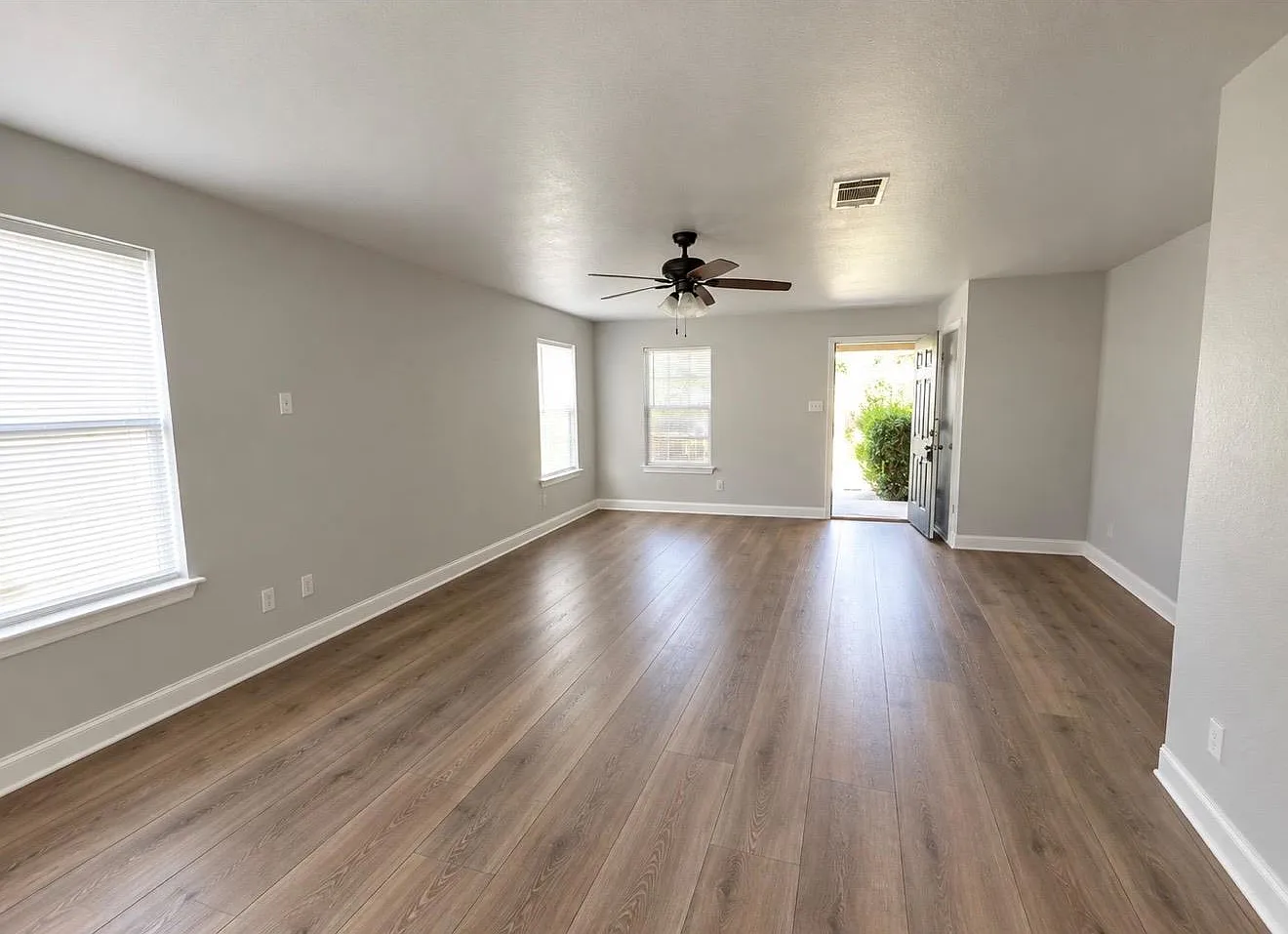 3 bed, 2.0 bath, 1396 sqft, $1,550 — Photo 3