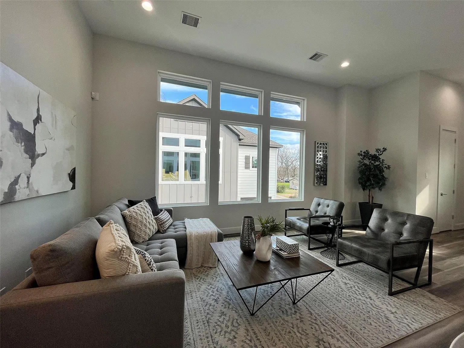 3 bed, 2.5 bath, 1556 sqft, $2,099 — Photo 2