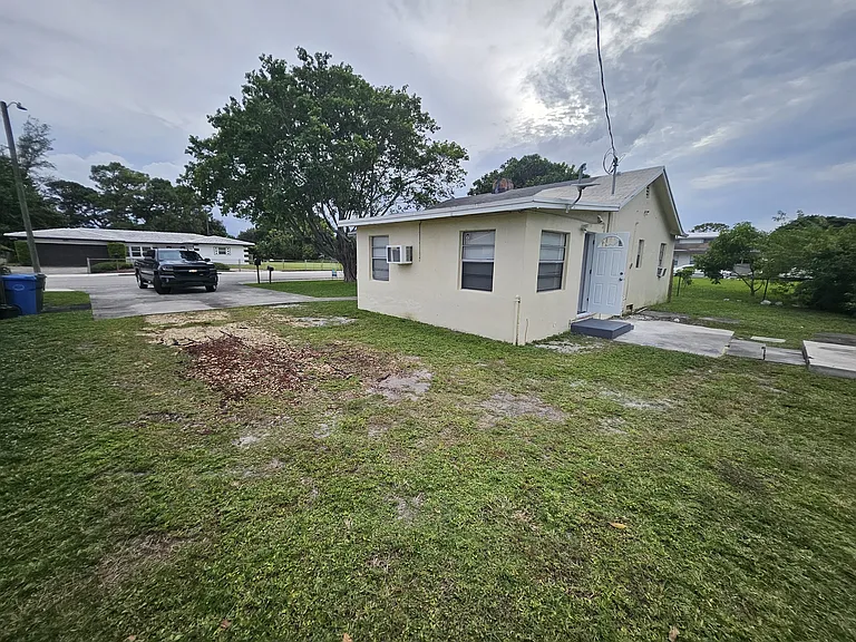 2121 NW 28th St #- — Photo 2