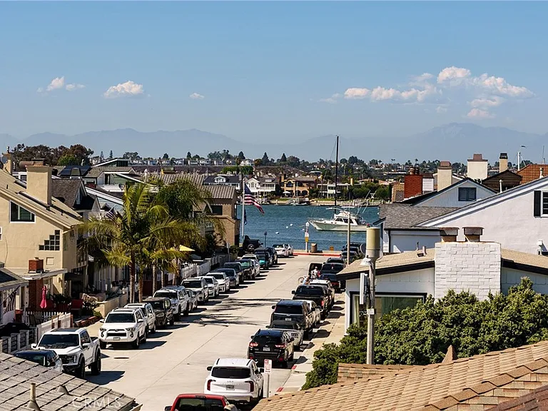 208 E Balboa Blvd — Photo 28