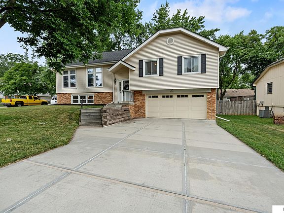 3rd image of 802 Pineview Dr