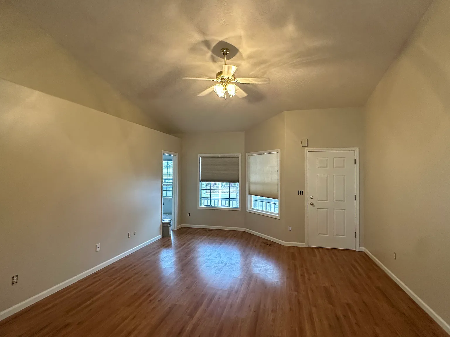 4 bed, 1276 sqft, $2,195 — Photo 3