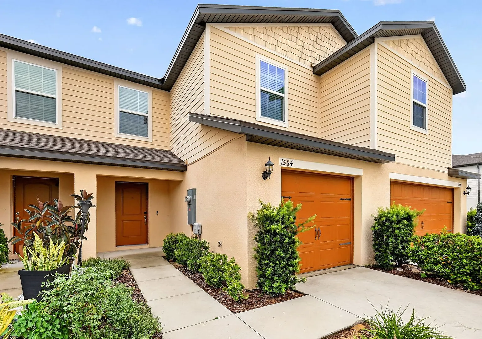 Two-Story 3BR/2.5BA Townhome in Tavares — Photo 2