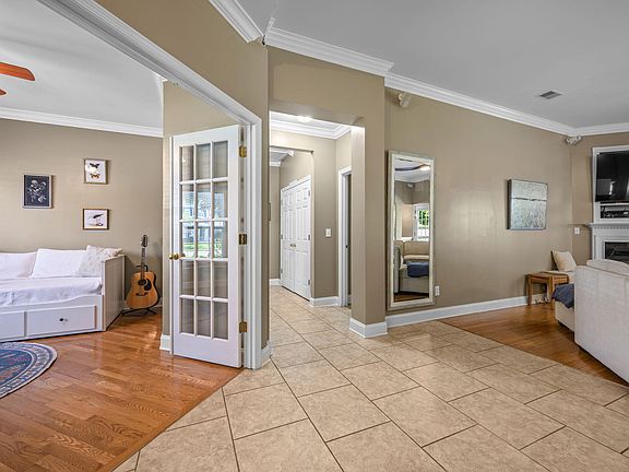 5th image of 405 Sparkleberry Ln
