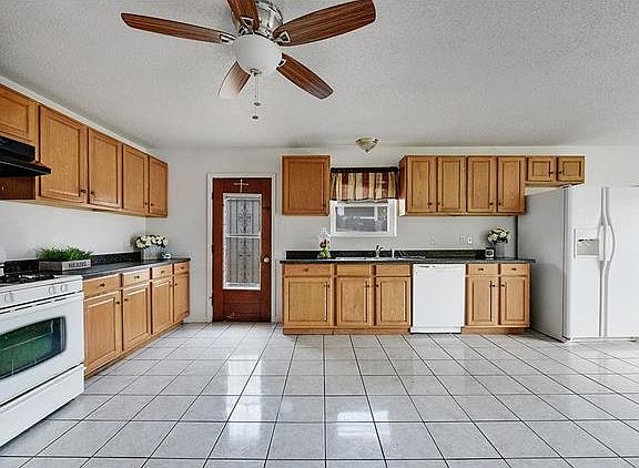 3rd image of 3804 Lake Villa Dr