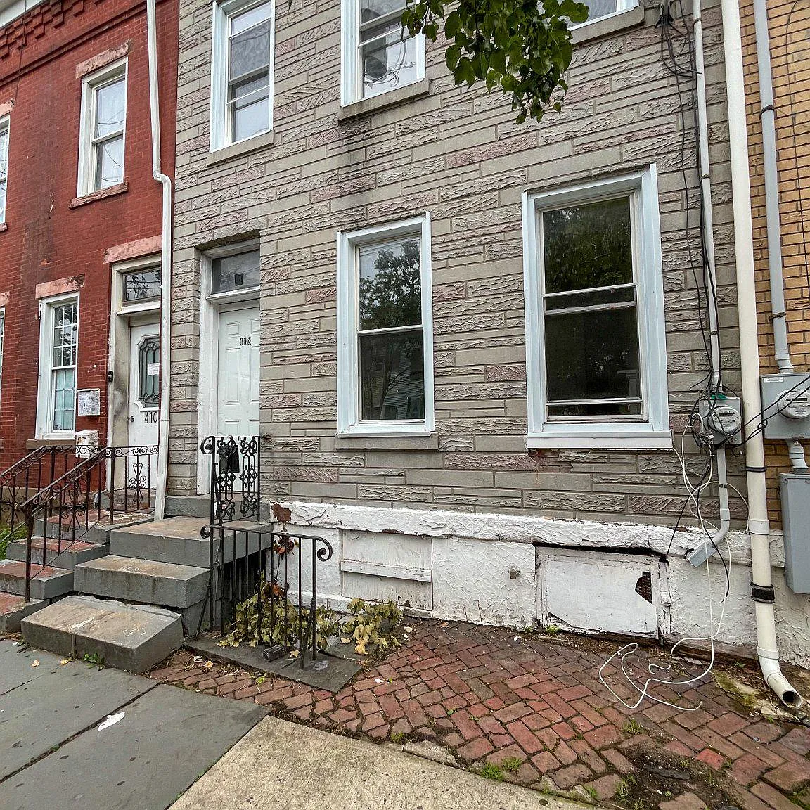 4 bed, 1.0 bath, 1948 sqft, $2,350 — Photo 1