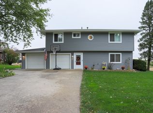 19 Countryside Dr, Treynor, IA 51575