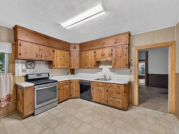 5th image of 63 Pleasant St