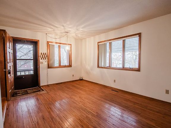 3rd image of 104 Heritage Ln