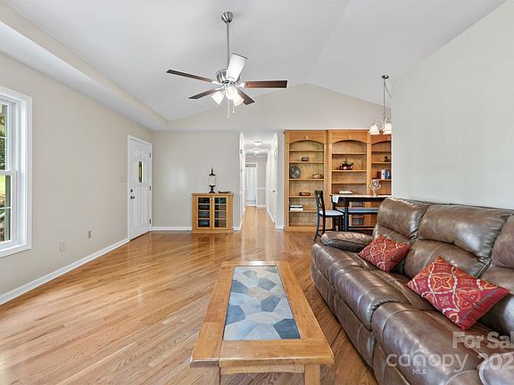 3rd image of 109 Wren Ln