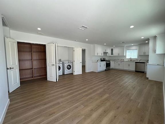 2nd image of 13924 Roscoe Blvd