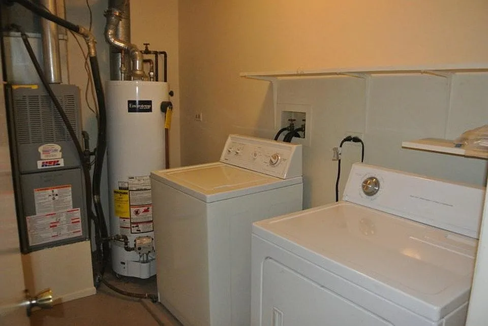 2 bed, 1100 sqft, $2,100 — Photo 2