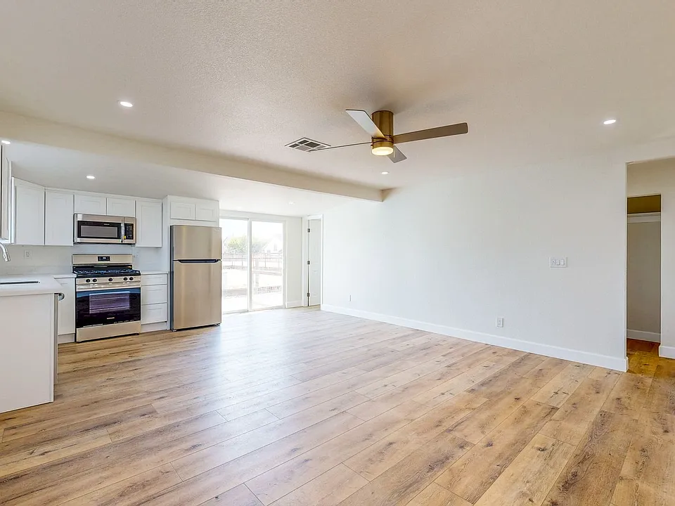2132 Dennis Ln